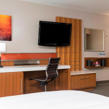 Delta Hotels By Marriott Grand Rapids Airport Экстерьер фото