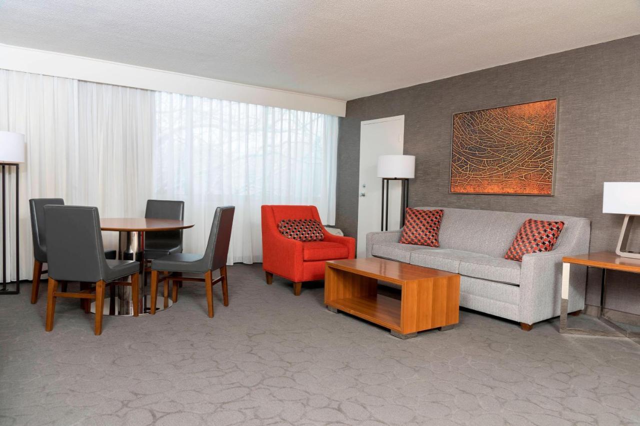 Sonesta Hotel Grand Rapids Airport Экстерьер фото