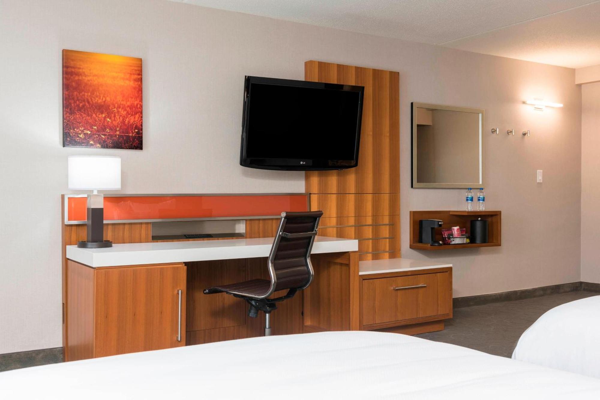 Delta Hotels By Marriott Grand Rapids Airport Экстерьер фото