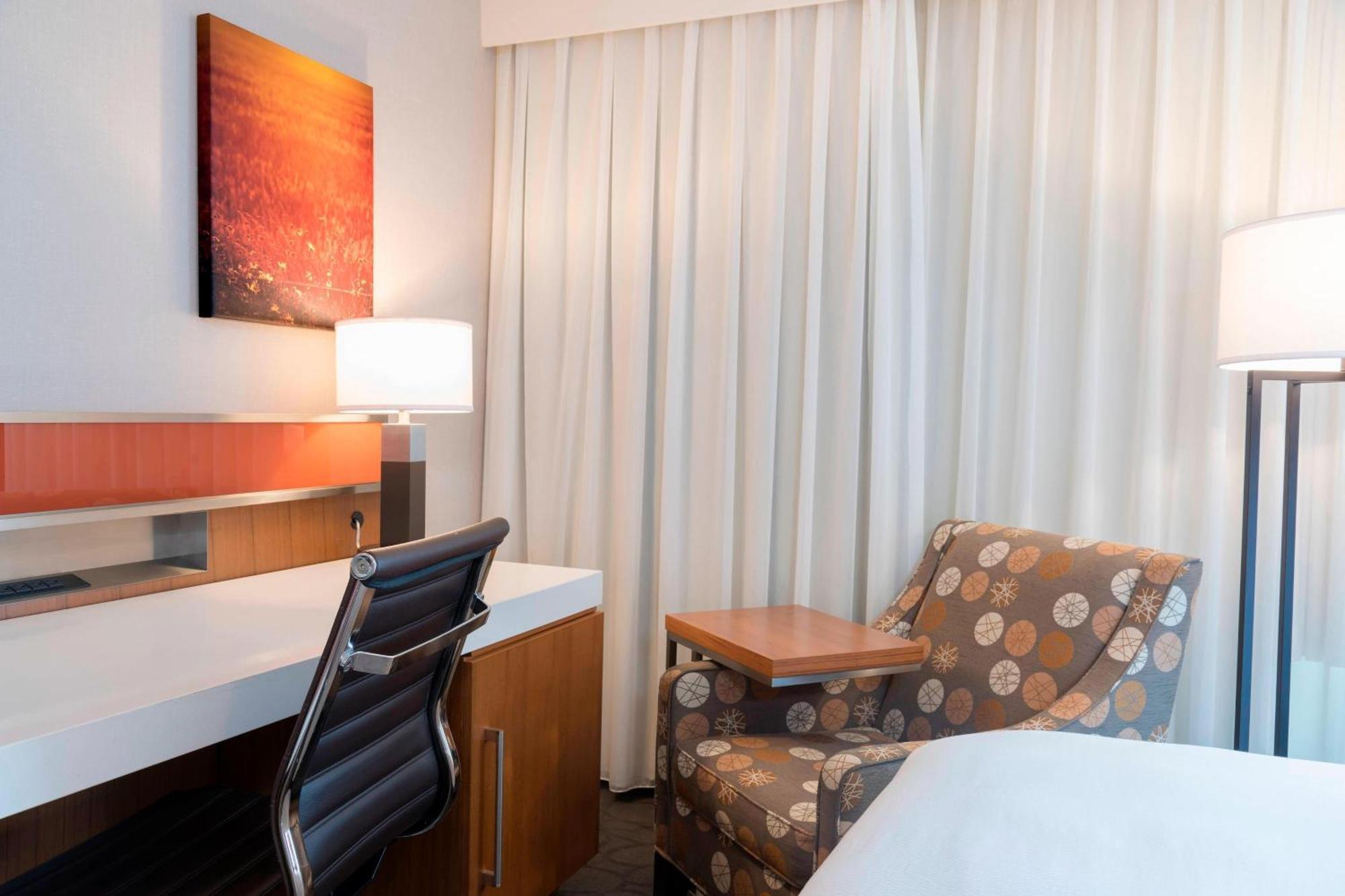 Sonesta Hotel Grand Rapids Airport Экстерьер фото