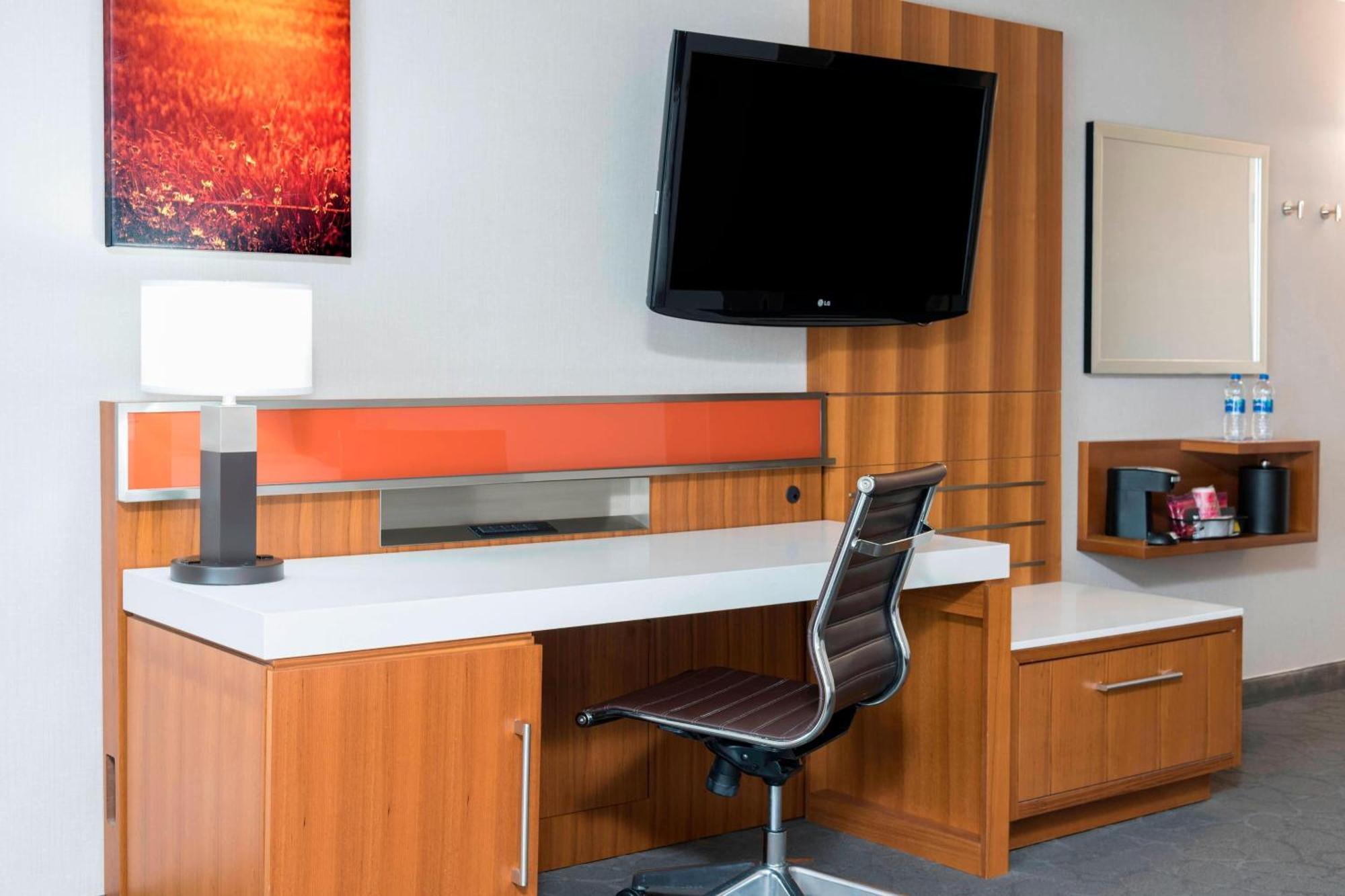 Sonesta Hotel Grand Rapids Airport Экстерьер фото