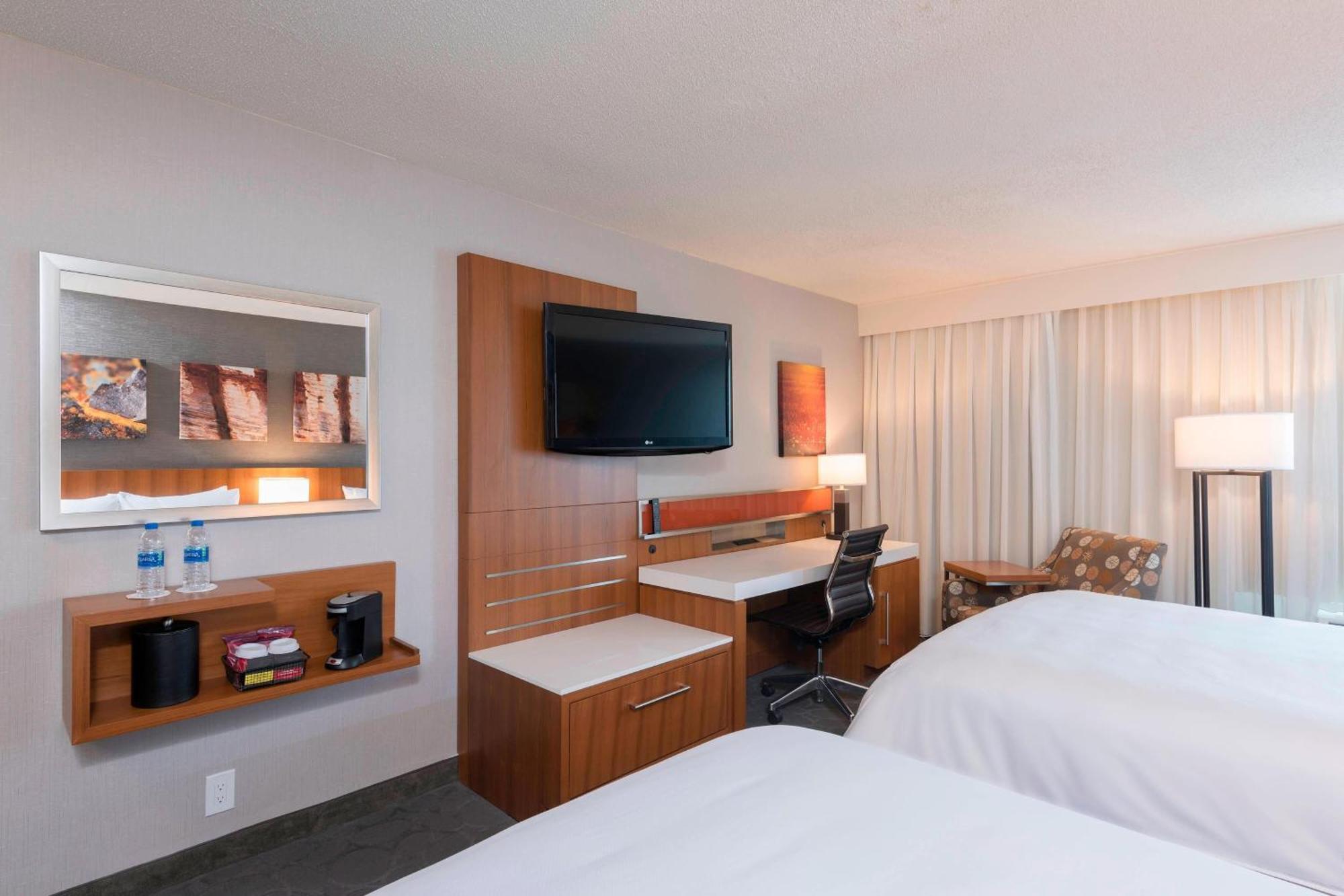 Sonesta Hotel Grand Rapids Airport Экстерьер фото