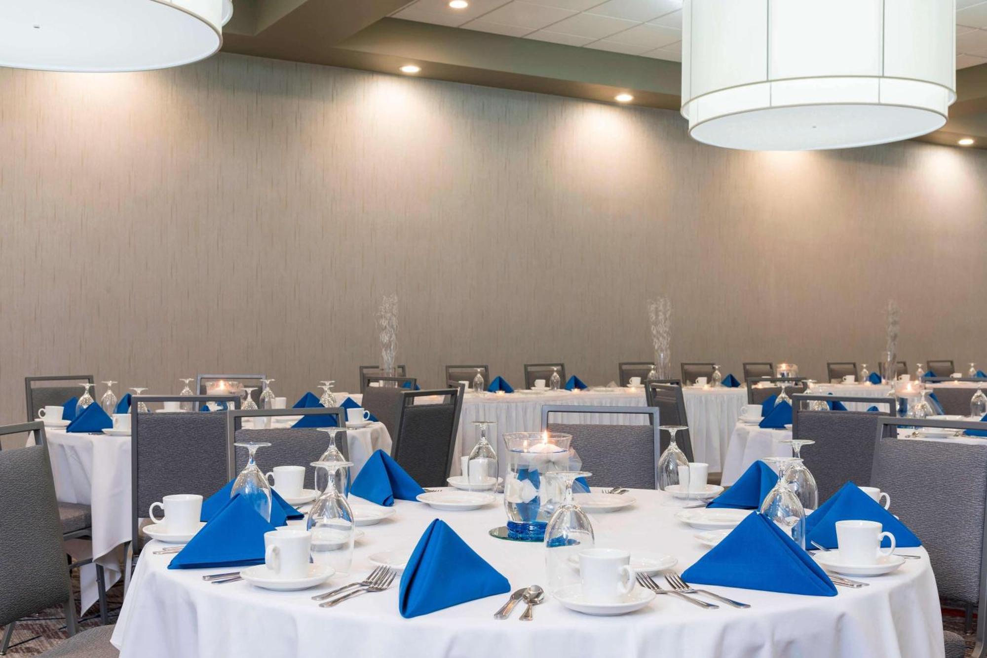 Sonesta Hotel Grand Rapids Airport Экстерьер фото