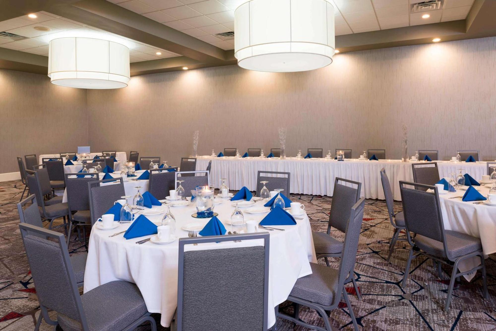 Sonesta Hotel Grand Rapids Airport Экстерьер фото