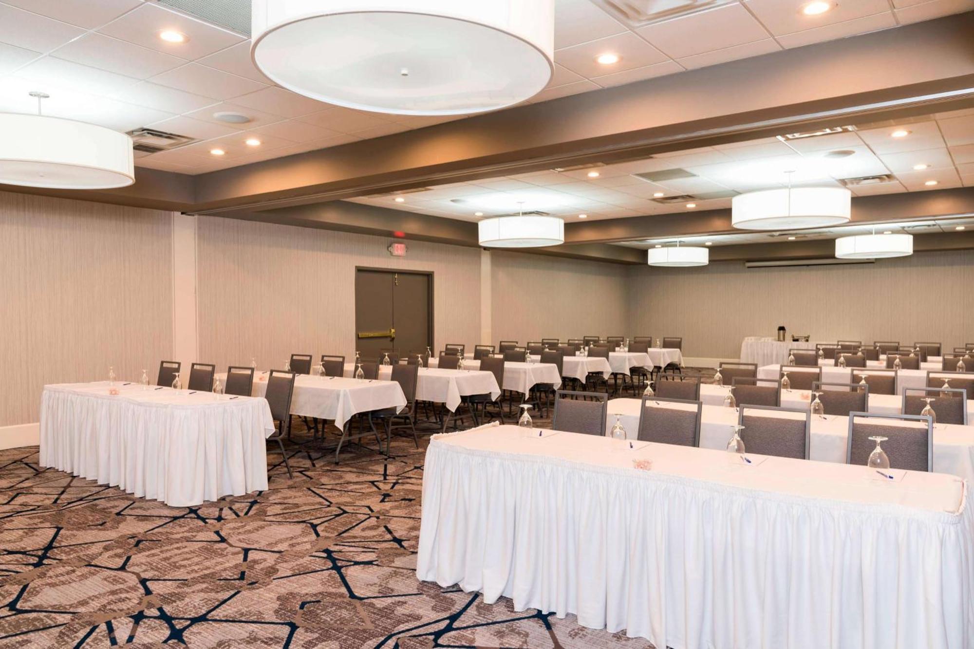Sonesta Hotel Grand Rapids Airport Экстерьер фото